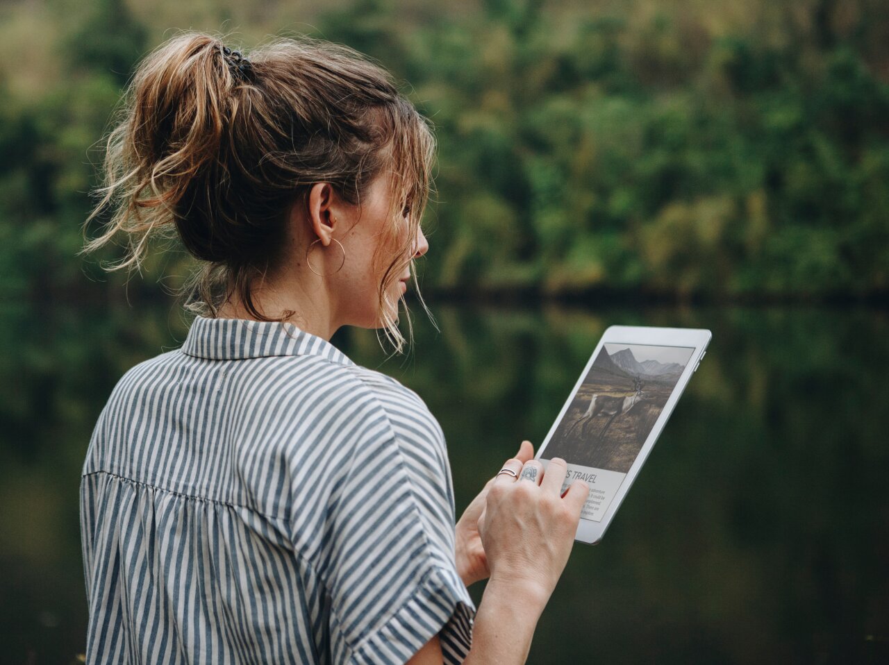Frau schaut auf Tablet